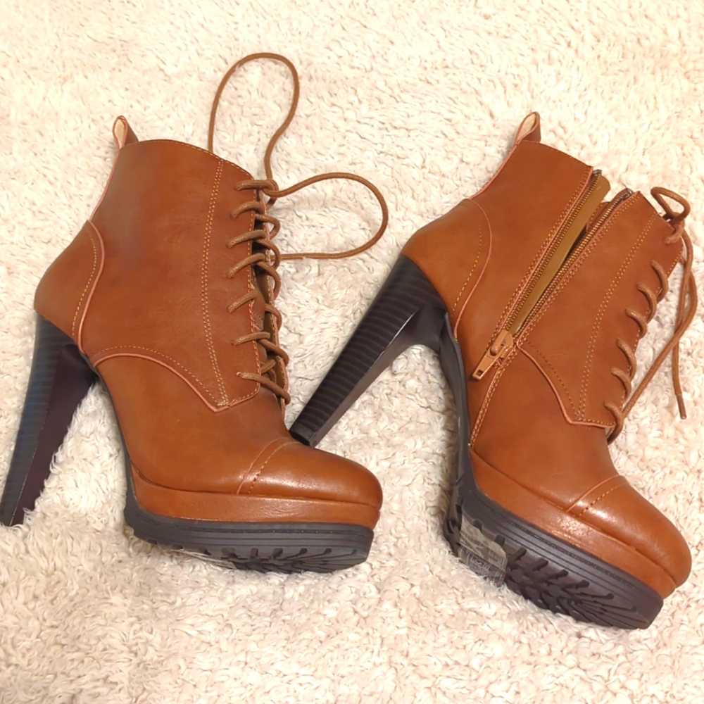 Brown tie/zipper ankle boots